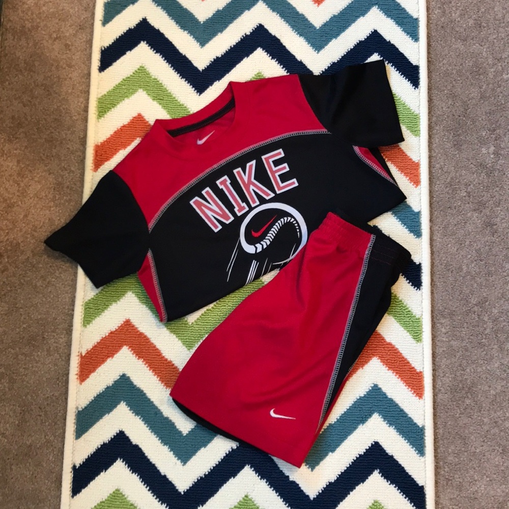 Two piece boys Nike set. ❤️